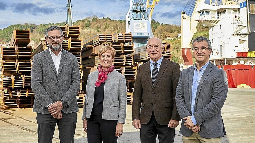 Arantxa Tapia ayer en el Puerto de Pasaia con sus responsables. | FOTO: N.G.