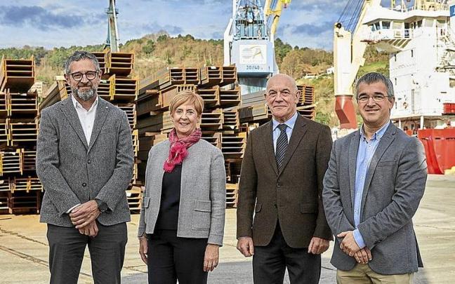Arantxa Tapia ayer en el Puerto de Pasaia con sus responsables. | FOTO: N.G.