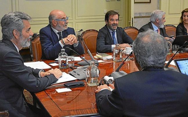 El presidente del CGPJ, Carlos Lesmes, presidiendo el pleno extraordinario del órgano de gobierno de los jueces. El presidente del CGPJ, Carlos Lesmes, presidiendo el pleno extraordinario del órgano de gobierno de los jueces.