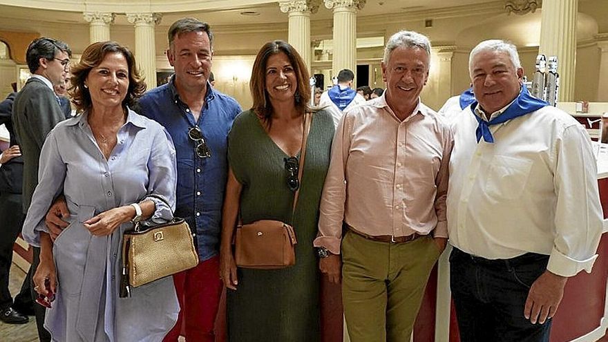 Marisa Arteagoitia, Igor Duñabeitia, Bego Guerra, Iñigo Gondra y Juanjo Diego empezaron la jornada con una sonrisa.