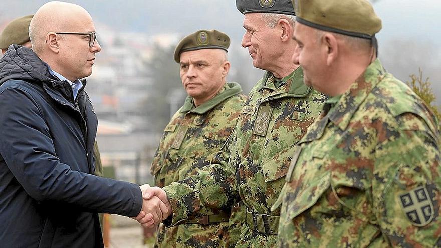 EL ministro de Defensa de Serbia, Milos Vucevic, saluda a un batallón del Ejército serbio. | FOTO: E. P.