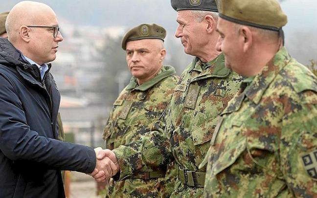 EL ministro de Defensa de Serbia, Milos Vucevic, saluda a un batallón del Ejército serbio. | FOTO: E. P. EL ministro de Defensa de Serbia, Milos Vucevic, saluda a un batallón del Ejército serbio. | FOTO: E. P.