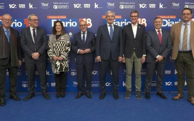 El director general de Grupo Noticias, Juan Jos&eacute; Ba&ntilde;os; el presidente de las Juntas Generales de Araba, Pedro Elosegi; la consejera de Pol&iacute;ticas Sociales del Gobierno vasco, Beatriz Artolazabal; el diputado general de Araba, Ramiro Go