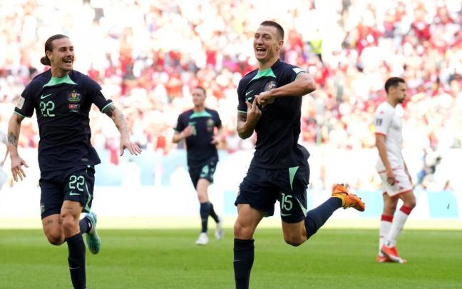 Mitchell Duke celebra su primer gol en dos meses.