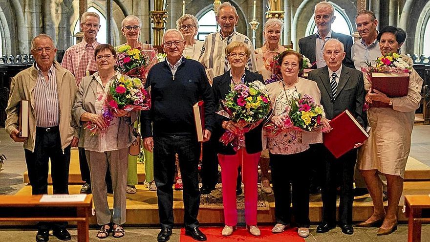 Homenajeados mayores de 85 años, ayer en el altar de la Colegiata de Orreaga/Roncesvalles. | FOTOS: CEDIDAS