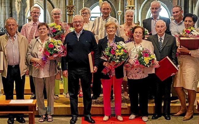 Homenajeados mayores de 85 años, ayer en el altar de la Colegiata de Orreaga/Roncesvalles. | FOTOS: CEDIDAS Homenajeados mayores de 85 años, ayer en el altar de la Colegiata de Orreaga/Roncesvalles. | FOTOS: CEDIDAS