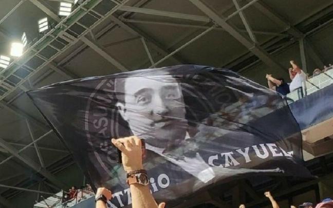 Bandera en homenaje a Natalio Cayuela