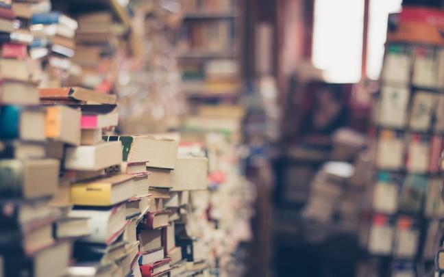 Pilas de libros en una librería.