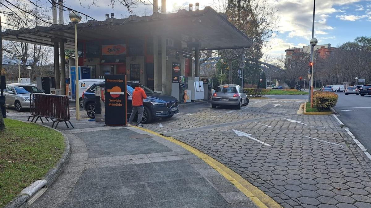 Los conductores gasteiztarras apuran las últimas cuatro jornadas con la bonificación de 20 céntimos en el precio
