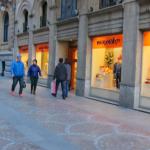 Personas pasean junto a comercios del Casco Viejo de Bilbao.