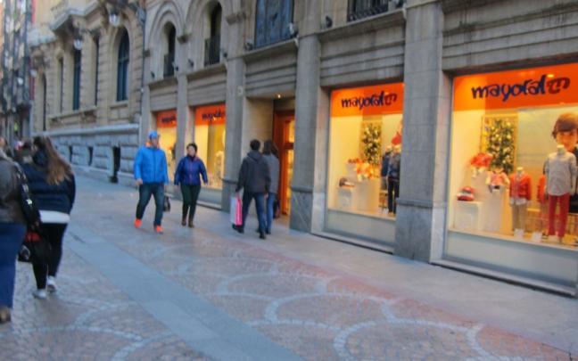 Personas pasean junto a comercios del Casco Viejo de Bilbao. Personas pasean junto a comercios del Casco Viejo de Bilbao.