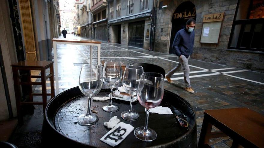 Barriles en el exterior de un bar de la calle Estafeta.