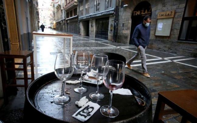 Barriles en el exterior de un bar de la calle Estafeta.