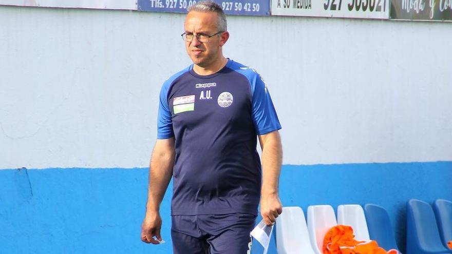 Alberto Urquía, entrenador del Coria