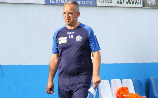 Alberto Urqu&iacute;a, entrenador del Coria