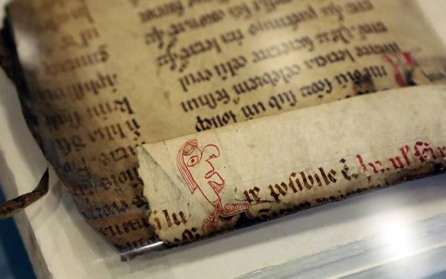 Detalle de una p&aacute;gina de un c&oacute;dice utilizada para 'forrar' un Protocolo notarial del siglo XVI.