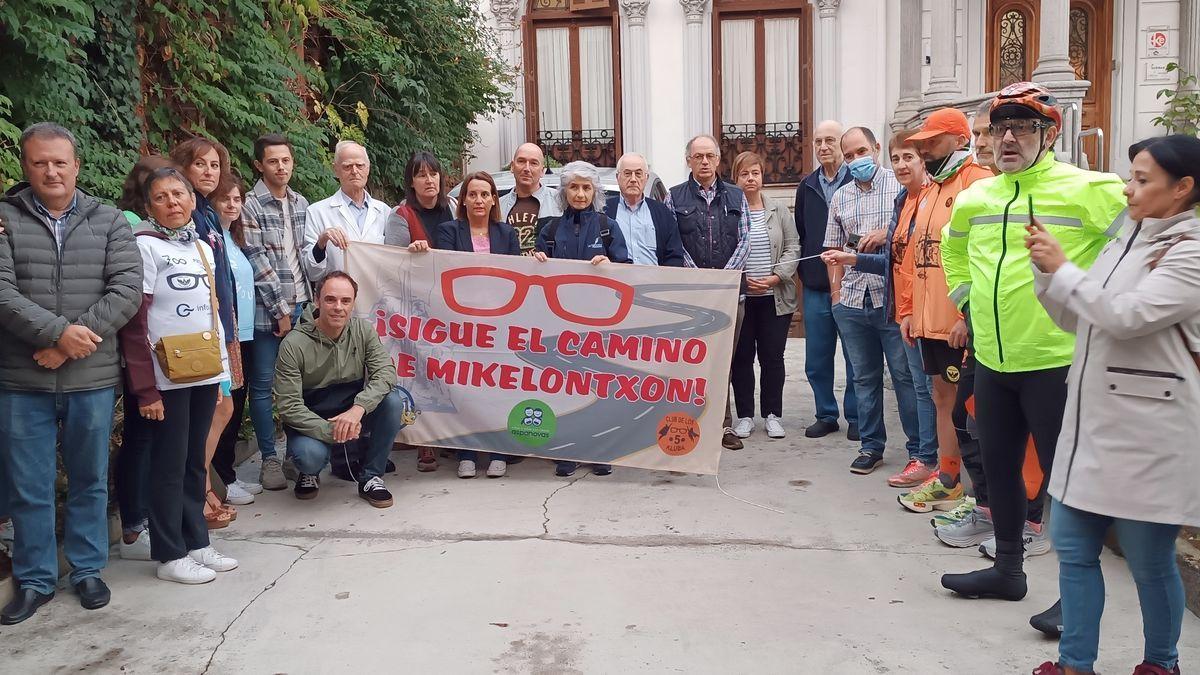 Mikel Peña estuvo muy arropado en el inicio de su ruta a pie de casi 400 kilómetros.