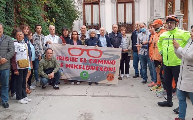 Mikel Peña estuvo muy arropado en el inicio de su ruta a pie de casi 400 kilómetros. Mikel Peña estuvo muy arropado en el inicio de su ruta a pie de casi 400 kilómetros.