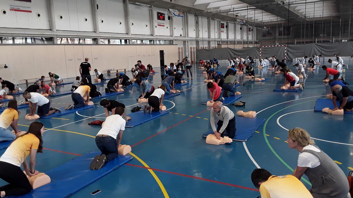 Demostración de reanimación cardiopulmonar, en el Centro de Tecnificación Deportiva Estadio Larrabide.