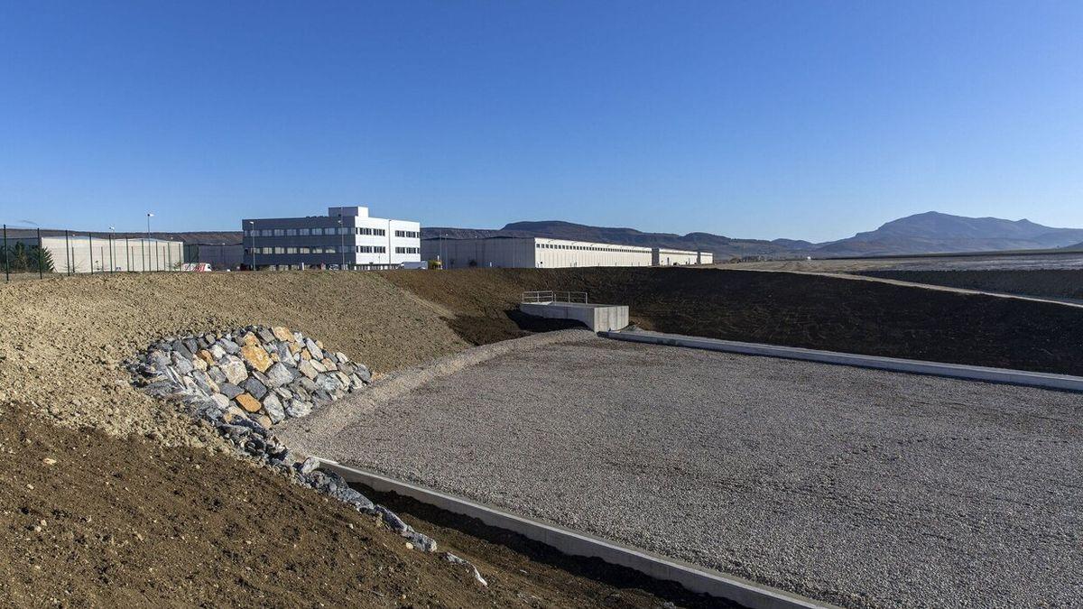 Vista de las obras de urbanización en la parcela donde se va a levantar la nueva planta de tratamiento de residuos urbanos, en Imarcoain.