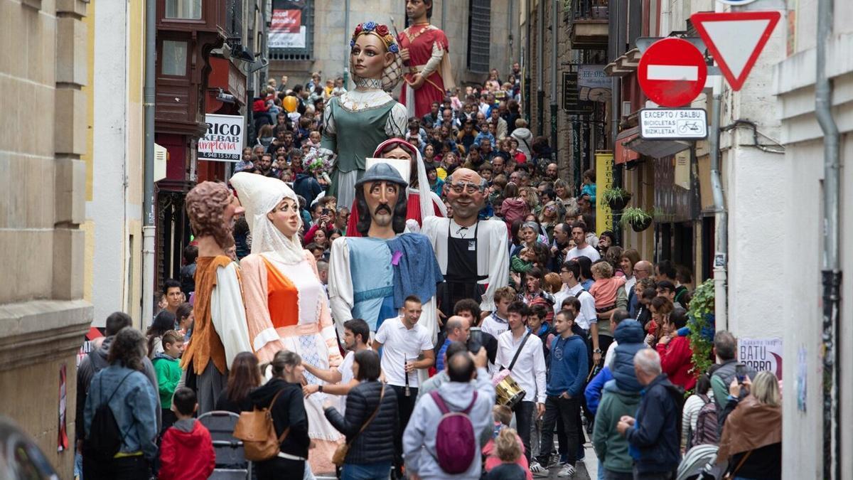 Los gigantes del Casco Viejo desfilando la semana pasada en San Fermín Txikito.