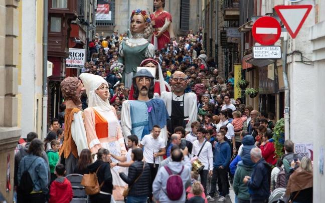 Los gigantes del Casco Viejo desfilando la semana pasada en San Ferm&iacute;n Txikito.
