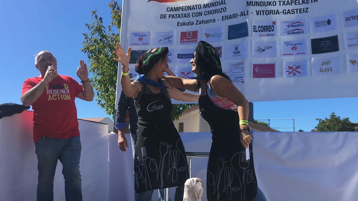 Susana Ogueta y Josune Ruiz de Aretxabaleta (Berrostezaleak), representando al txoko de Berrostegieta, ganadoras del X Campeonato Mundial de Patatas con Chorizo