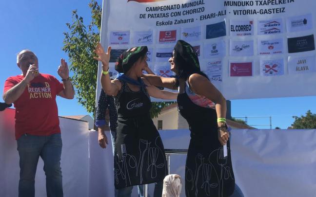 Susana Ogueta y Josune Ruiz de Aretxabaleta (Berrostezaleak), representando al txoko de Berrostegieta, ganadoras del X Campeonato Mundial de Patatas con Chorizo Susana Ogueta y Josune Ruiz de Aretxabaleta (Berrostezaleak), representando al txoko de Berrostegieta, ganadoras del X Campeonato Mundial de Patatas con Chorizo