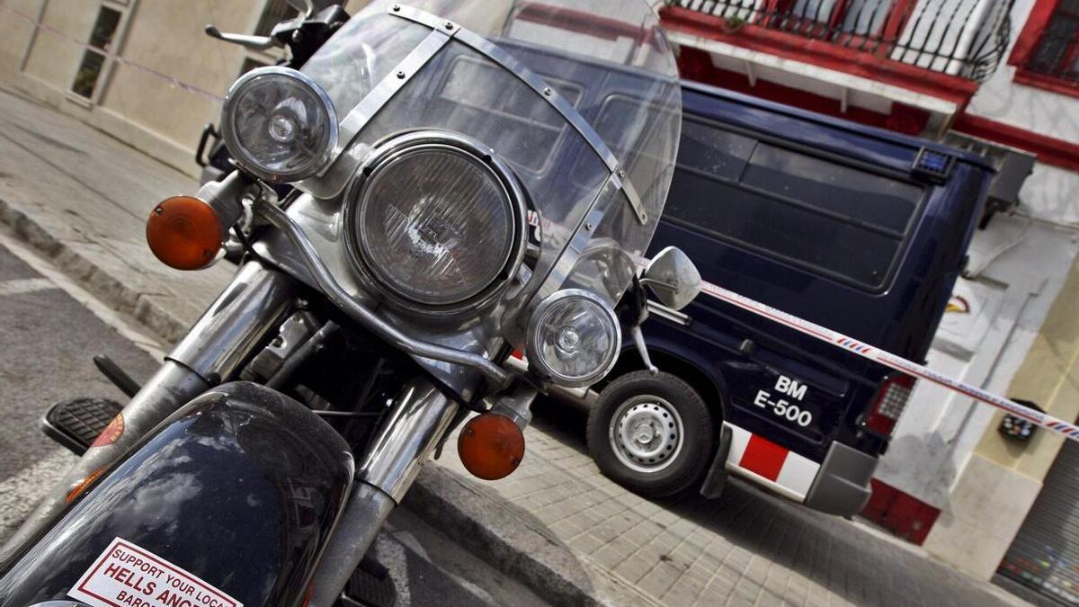 Una Harley Davidson aparcada delante de la puerta de uno de los locales de Los Ángeles del Infierno en Barcelona.