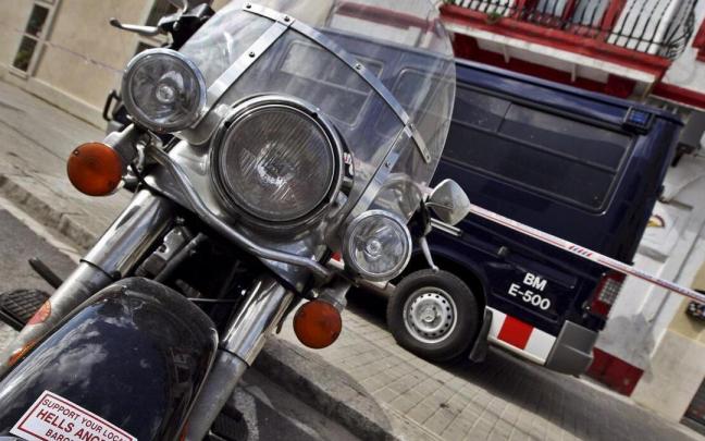 Una Harley Davidson aparcada delante de la puerta de uno de los locales de Los Ángeles del Infierno en Barcelona.