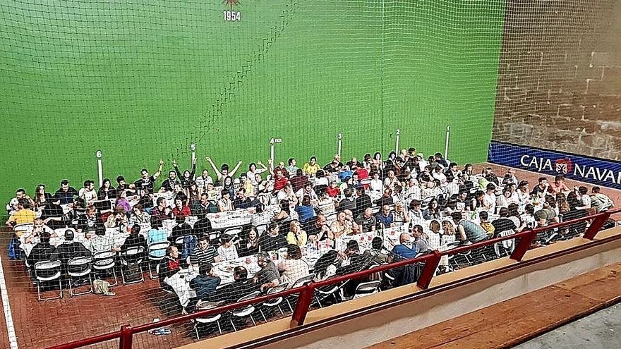 Más de 170 personas participaron en la cena de la juventud el viernes.