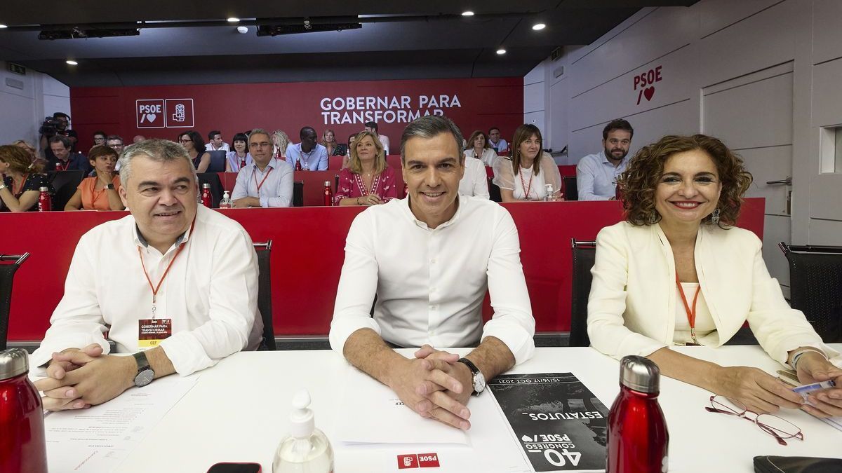Pedro Sánchez, junto a los números dos y tres del PSOE en el Comité Federal.