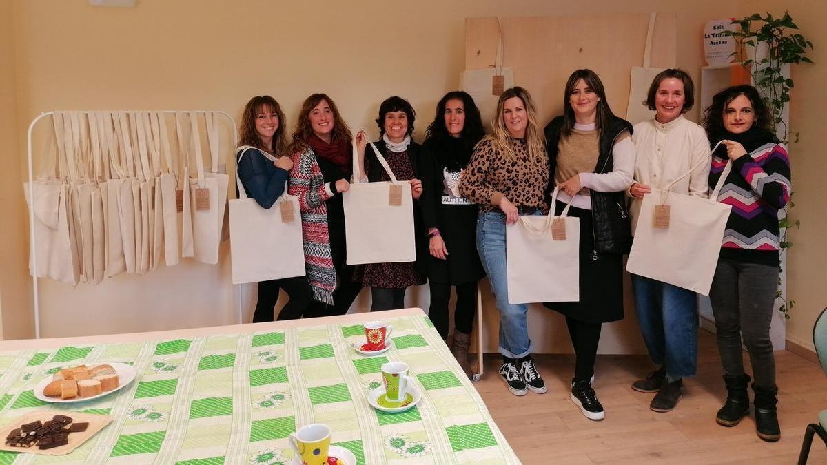 Las participantes posan con los bolsos.