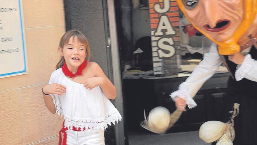 La comparsa de Gigantes y Cabezudos llega hasta los rincones más insospechados.