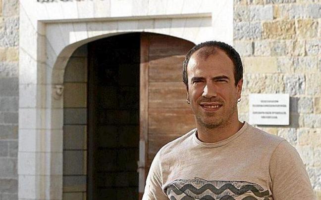 Eneko Bernaldo de Quir&oacute;s posa delante del Archivo General.