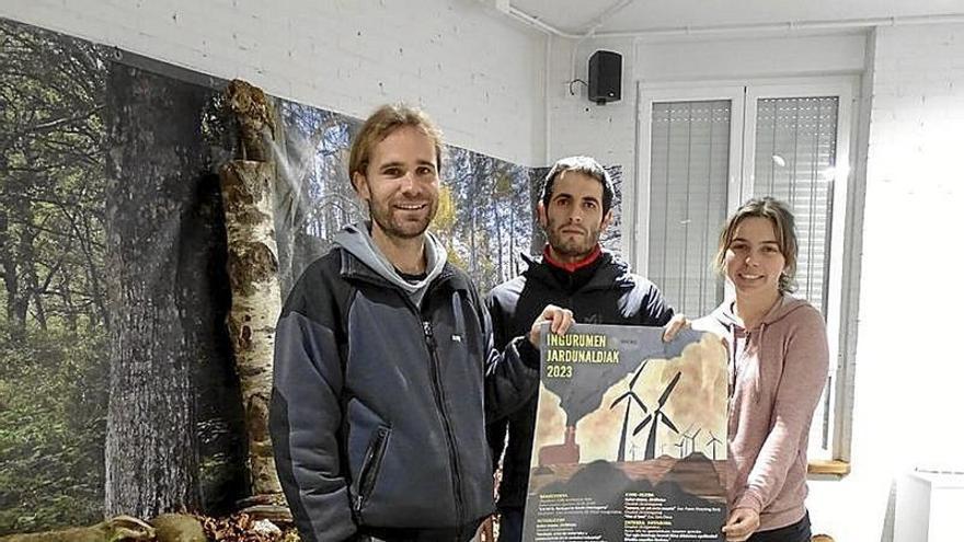 Aimar Uribesalgo, Martxel Aiastui y Nahia Barrena en la Natur Eskola.