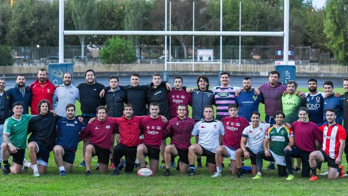 Los jugadores y el cuerpo t&eacute;cnico del Getxo Rugby posan antes de un entrenamiento en Fadura.