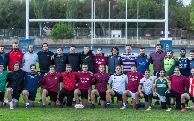 Los jugadores y el cuerpo t&eacute;cnico del Getxo Rugby posan antes de un entrenamiento en Fadura.