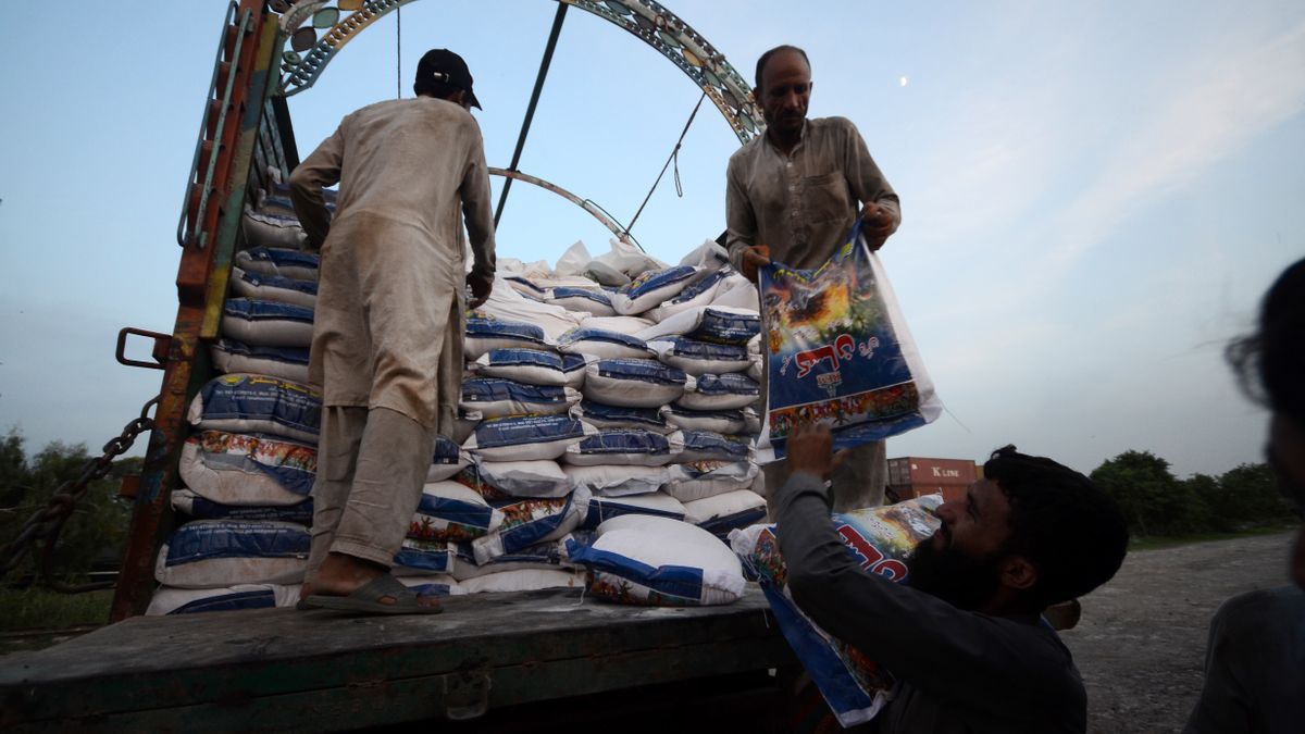 Reparto de ayuda tras las inundaciones en Baluchistán, Pakistán.
