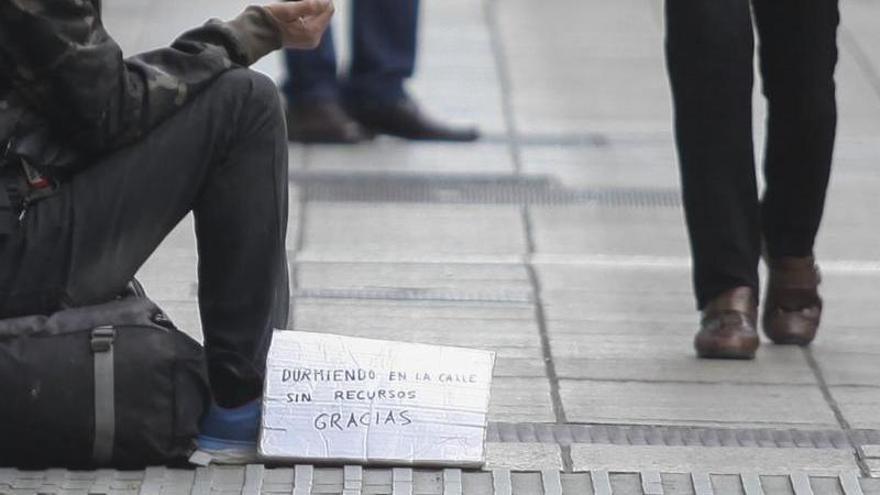 Una persona sin hogar pide dinero en Vitoria