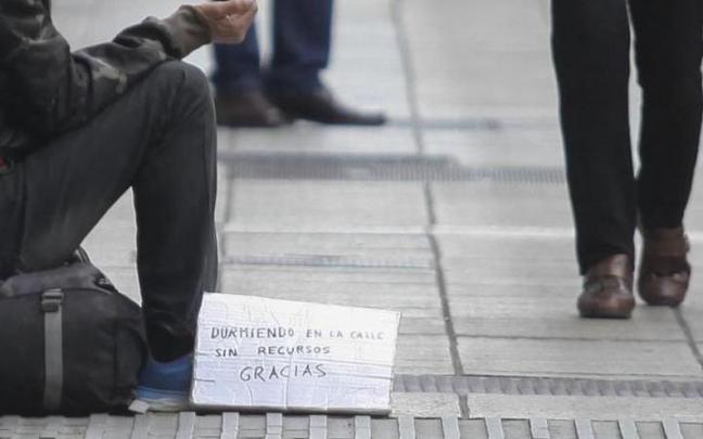 Una persona sin hogar pide dinero en Vitoria