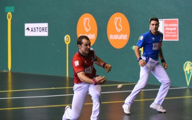 Aitor Elordi golpea con la derecha ante la mirada de Peio Etxeberria.
