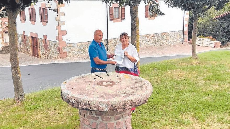 Baztango Ezkerra visita los trabajos de embreado llevados a cabo en Zozaia