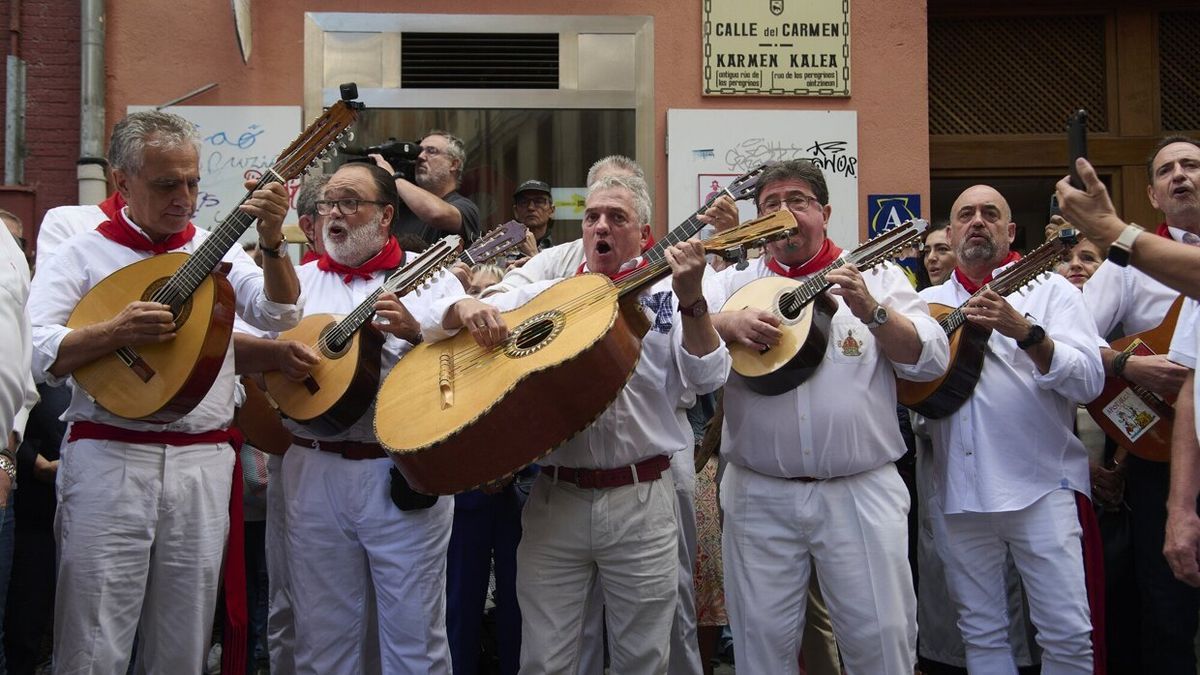 La tuna antigua de Navarra ha entonado la Aurora de San Fermín.