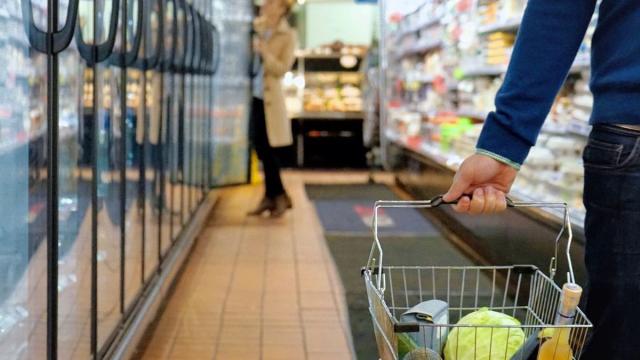 Varias personas realizan la compra en un supermercado. Varias personas realizan la compra en un supermercado.