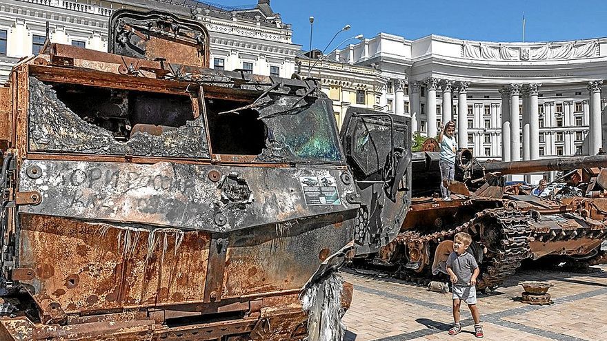 Unos niños juegan entre tanques rusos destruidos por las fuerzas ucranianas que están expuestos en Kiev. | FOTO: EFE