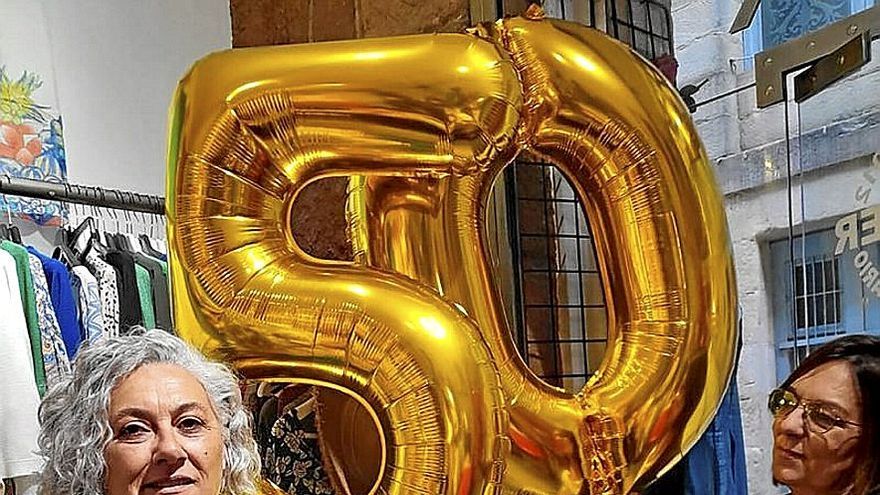 Sara Zabala y Esther Rodrigo con un número 50 gigante.