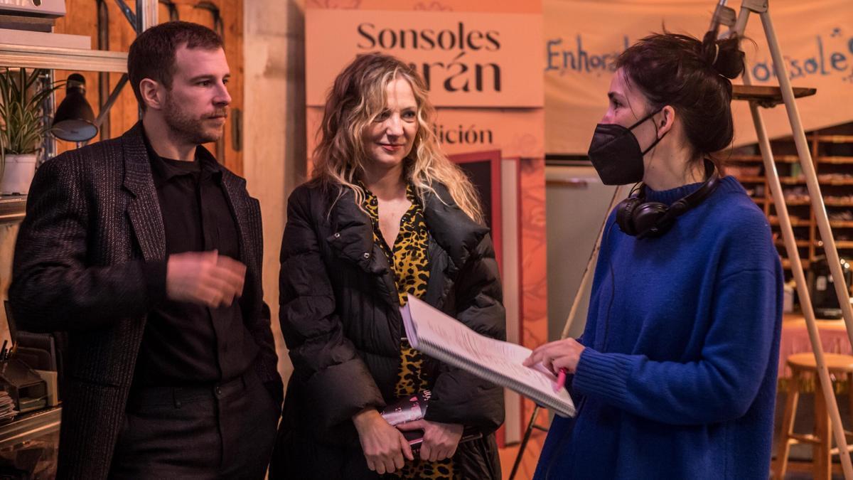 &Aacute;lvaro Cervantes y Pilar Castro junto a Alauda Ruiz de Az&uacute;a durante el rodaje de la pel&iacute;cula.