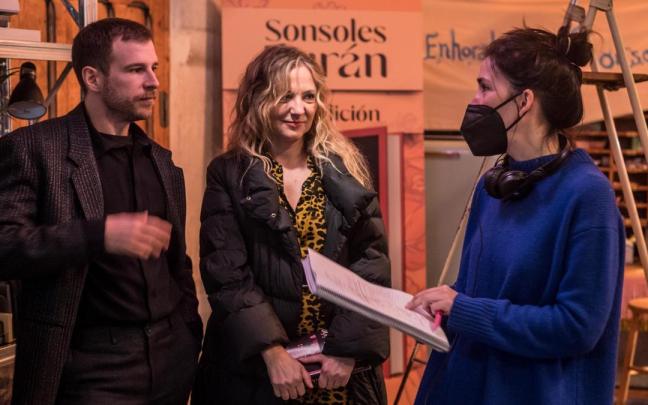 &Aacute;lvaro Cervantes y Pilar Castro junto a Alauda Ruiz de Az&uacute;a durante el rodaje de la pel&iacute;cula.