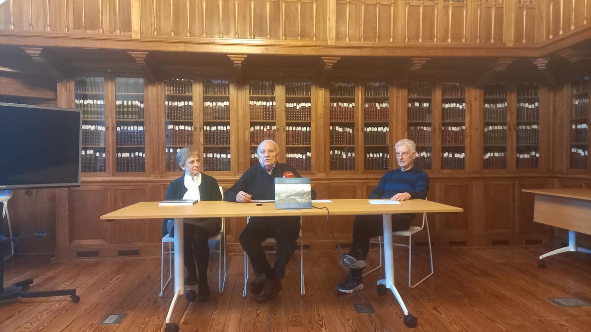 La lingüista y traductora Miren Azkarate, el autor Claudio Artesano y el director de Donostia Kultura, Jaime Otamendi, en la presentación del libro.